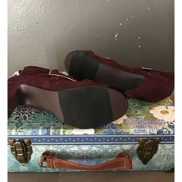 BNIB~Burgundy Velvet Beacon Fashion Buckle Accent Bootie Heels Sz 9M - Picture 4 of 4